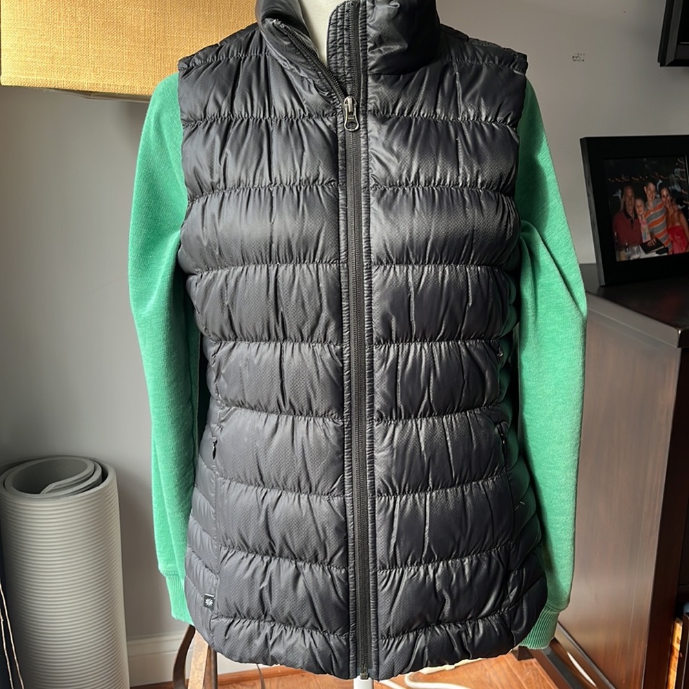 Athleta black puffer vest. In excellent pre-loved condition, size S